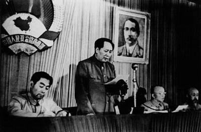 1949年9月21日毛��|�l表《中��人民站起�砹恕�